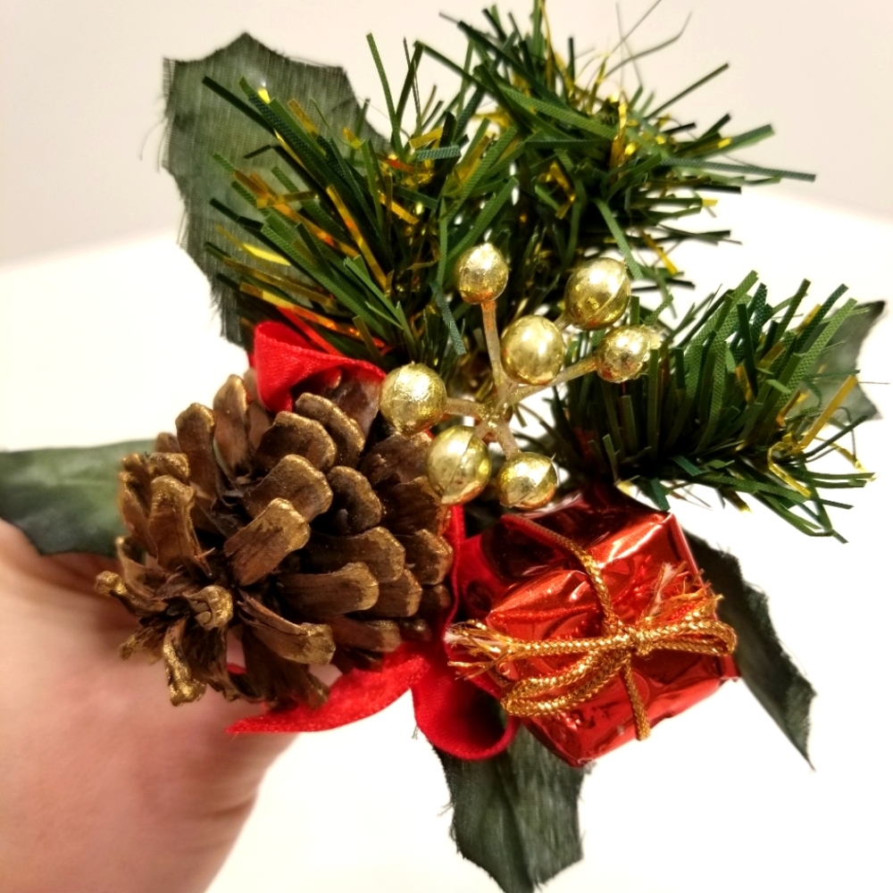 Red Gift Package Gold Berries Pincone Evergreen Bunch Christmas Thanksgiving Orn
